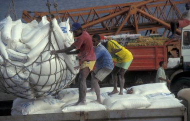 Afrika 'daki Cape Verde Adaları' ndaki Santiago Adası 'ndaki Praia şehrinin gemi limanındaki rıhtımdaki işçiler. Cape Verde, Santiago, Mayıs 2000