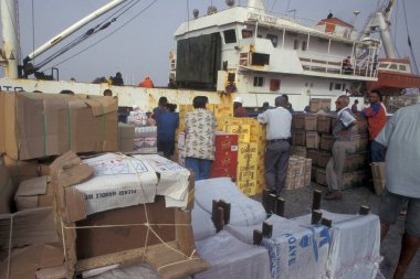 Afrika 'daki Cape Verde Adaları' ndaki Santiago Adası 'ndaki Praia şehrinin gemi limanındaki rıhtımdaki işçiler. Cape Verde, Santiago, Mayıs 2000