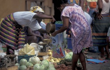 Afrika 'daki Cape Verde Adaları' ndaki Santiago Adası 'ndaki Praia şehrinin gıda pazarındaki kadınlar. Cape Verde, Santiago, Mayıs 2000