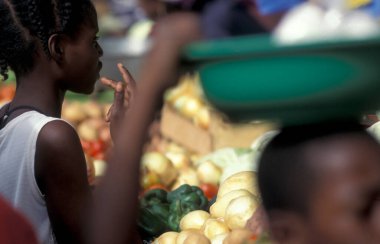 Afrika 'daki Cape Verde Adaları' ndaki Santiago Adası 'ndaki Praia şehrinin gıda pazarındaki kadınlar. Cape Verde, Santiago, Mayıs 2000