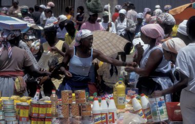 Afrika 'daki Cape Verde Adaları' ndaki Santiago Adası 'ndaki Praia şehrinin gıda pazarındaki insanlar. Cape Verde, Santiago, Mayıs 2000