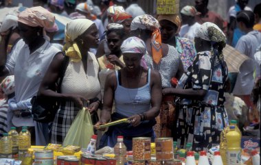 Afrika 'daki Cape Verde Adaları' ndaki Santiago Adası 'ndaki Praia şehrinin gıda pazarındaki insanlar. Cape Verde, Santiago, Mayıs 2000