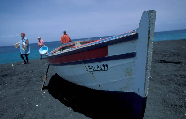 Fiskebåt Vid Den Svarta Sandstranden Vulkanisk Lavasand Staden Sao Filipe — Stockfoto
