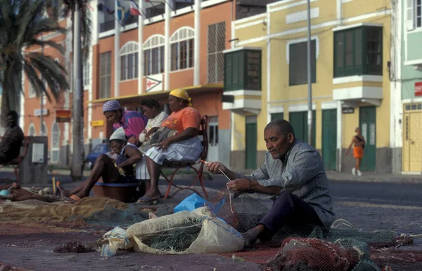 渔民把鱼网固定在非洲佛得角圣佩德罗岛上Mindelo市的渔业市场前 佛得角 圣地亚哥 2000年5月 — 图库照片