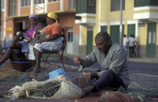 渔民把鱼网固定在非洲佛得角圣佩德罗岛上Mindelo市的渔业市场前 佛得角 圣地亚哥 2000年5月 — 图库照片