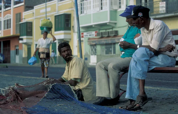Fishermen Fix Fishingnet Front Fishmarket City Mindelo Island Sao Pedro — Stock Photo, Image