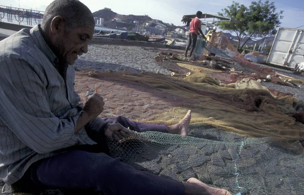 Fishermen Fix Fishingnet Front Fishmarket City Mindelo Island Sao Pedro — Stock Photo, Image