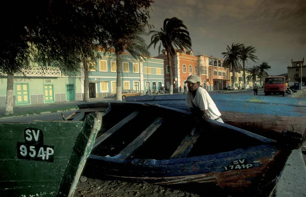 Fiskebåt Fiskmarknaden Med Koloniala Hus Staden Mindelo Sao Pedro Kap — Stockfoto