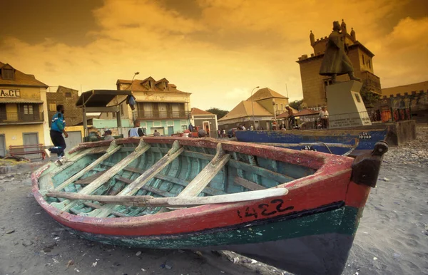 Barco Pesca Mercado Peixe Com Casas Coloniais Cidade Mindelo Ilha — Fotografia de Stock