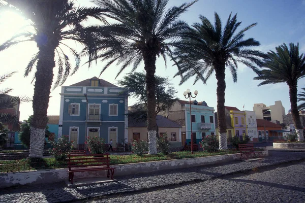 在非洲的佛得角群岛圣佩德罗岛上的明德卢市 有殖民地住宅的小巷 佛得角 圣地亚哥 2000年5月 — 图库照片