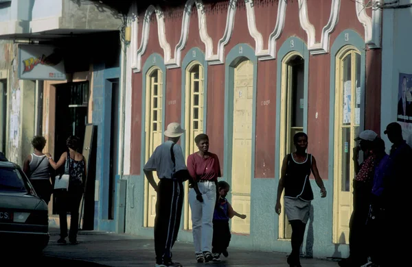 Steeg Met Koloniale Huizen Stad Mindelo Het Eiland Sao Pedro — Stockfoto