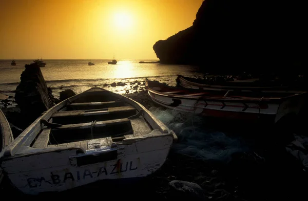 ポンタの町の近くの海岸での漁村と漁船は アフリカのカーボベルデ諸島のサント アンタオ島のソルを行います 2000年5月サンタンタオ島カーボベルデ — ストック写真