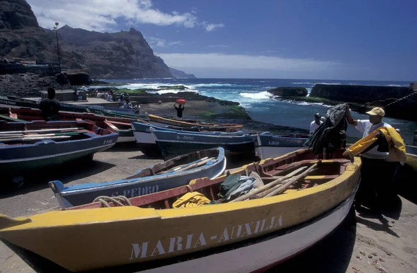 Desa Nelayan Dan Perahu Nelayan Pesisir Dekat Kota Ponta Sol — Stok Foto