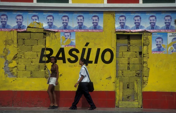 在非洲佛得角群岛萨尔岛上的埃斯帕戈斯市 有一个政治选举党派广告的房子 佛得角 2000年5月 — 图库照片