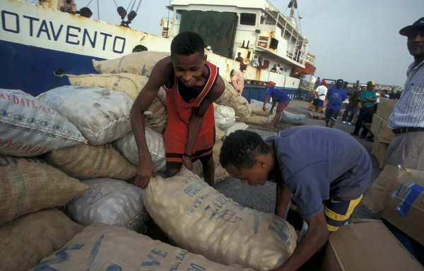 Arbetstagare Vid Fartygsterminalen Vid Hamnen Staden Praia Santiago Kap Verde — Stockfoto