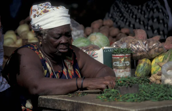 Люди Продовольственном Рынке Города Прая Острове Сантьяго Островах Кабо Верде — стоковое фото
