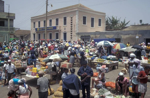 stock image People at the Food Market of the City of Praia on the Island of Santiago on the Cape Verde Islands in Africa.  Cape Verde, Santiago, May, 2000