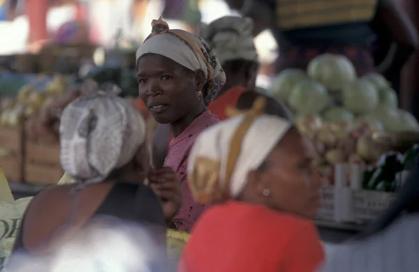 Menschen Auf Dem Lebensmittelmarkt Der Stadt Praia Auf Der Insel — Stockfoto