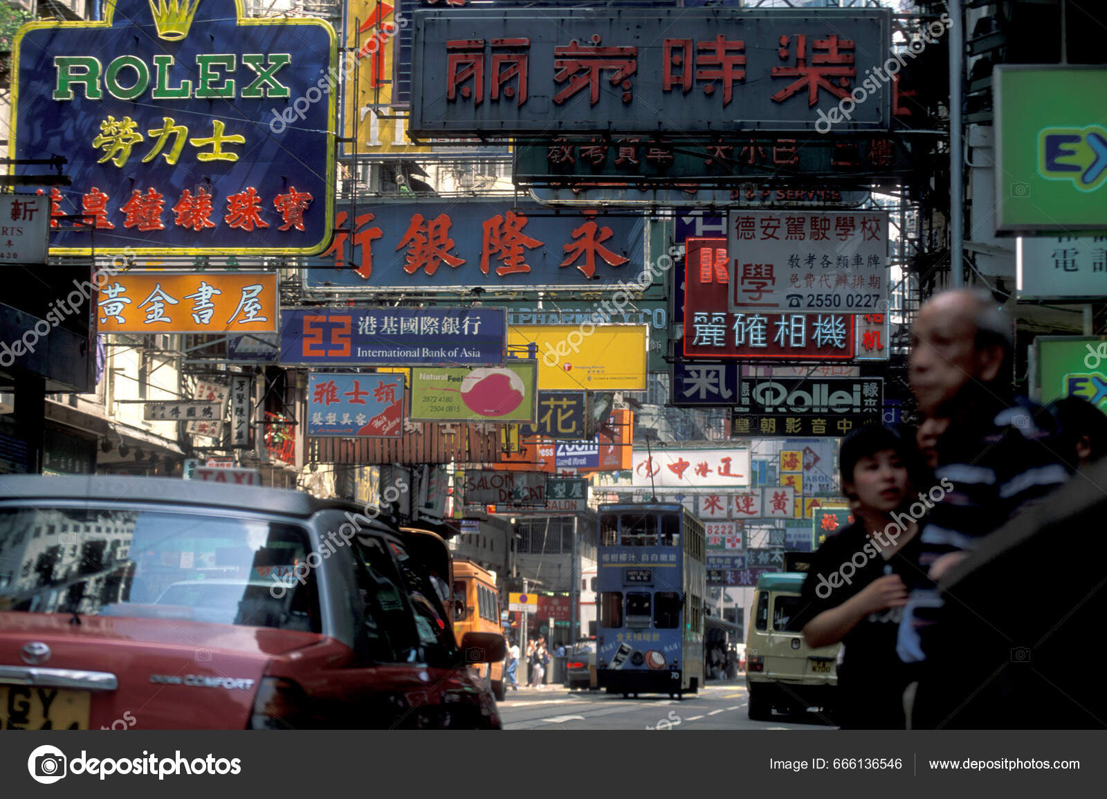 香港城市双层有轨电车和香港城市的火车1997年12月—— 库存社论照片© urf #666136546