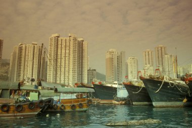 Hongkong 'daki Ap Lei Chau Adası' ndaki Balıkçı Köyü 'nün Aberdeen Limanı. Çin, Hong Kong, Mayıs 1997