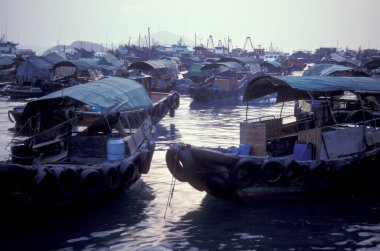 Hongkong 'daki Ap Lei Chau Adası' ndaki Balıkçı Köyü 'nün Aberdeen Limanı. Çin, Hong Kong, Mayıs 1997