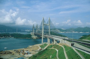 Hong Kong 'daki Hong Kong Uluslararası Havalimanı Chek Kok Havalimanı' na giden Tsing Ma Köprüsü. Çin, Hong Kong, Ağustos 1998