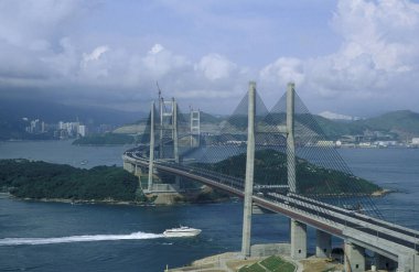 Hong Kong 'daki Hong Kong Uluslararası Havalimanı Chek Kok Havalimanı' na giden Tsing Ma Köprüsü. Çin, Hong Kong, Ağustos 1998