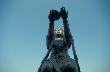 Hong Kong 'daki Lantau Adası' ndaki Ngong Ping köyündeki Büyük Buda Anıtı. Çin, Hong Kong, Mayıs 1997