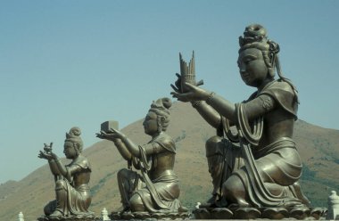 Hong Kong 'daki Lantau Adası' ndaki Ngong Ping köyündeki Büyük Buda Anıtı. Çin, Hong Kong, Mayıs 1997