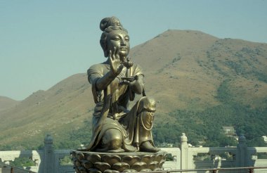 Hong Kong 'daki Lantau Adası' ndaki Ngong Ping köyündeki Büyük Buda Anıtı. Çin, Hong Kong, Mayıs 1997