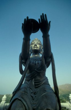 Hong Kong 'daki Lantau Adası' ndaki Ngong Ping köyündeki Büyük Buda Anıtı. Çin, Hong Kong, Mayıs 1997