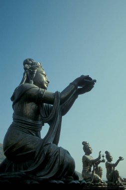 Hong Kong 'daki Lantau Adası' ndaki Ngong Ping köyündeki Büyük Buda Anıtı. Çin, Hong Kong, Mayıs 1997