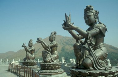 Hong Kong 'daki Lantau Adası' ndaki Ngong Ping köyündeki Büyük Buda Anıtı. Çin, Hong Kong, Mayıs 1997