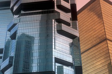 Hong Kong 'un başkenti Hongkong' da bulunan Merkez Hong Kong 'un Skyline' ındaki Lippo Center binası. Çin, Hong Kong, Aralık 1996