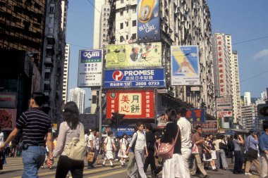 Hong Kong 'un Hong Kong şehrinde, Merkez Hong Kong' da binaları olan bir yol. Çin, Hong Kong, Aralık 1996