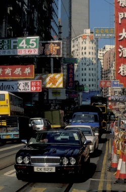 Hong Kong 'un Hong Kong şehrinde, Merkez Hong Kong' da binaları olan bir yol. Çin, Hong Kong, Aralık 1996