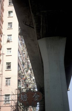 Hong Kong 'un Hong Kong şehrinde, Merkez Hong Kong' da binaları olan bir yol. Çin, Hong Kong, Aralık 1996