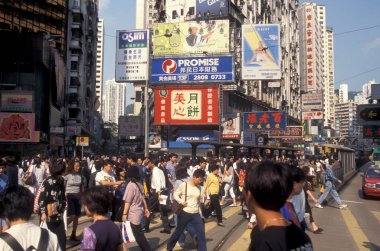Hong Kong 'un Hong Kong şehrinde, Merkez Hong Kong' da binaları olan bir yol. Çin, Hong Kong, Aralık 1996
