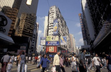 Hong Kong 'un Hong Kong şehrinde, Merkez Hong Kong' da binaları olan bir yol. Çin, Hong Kong, Aralık 1996
