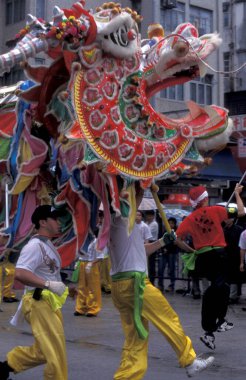 Hong Kong 'un Hong Kong şehrinde, Yuen Long' daki Çin Yeni Yılı 'nda bir Ejder Dansı. Çin, Hong Kong, Ocak 1997