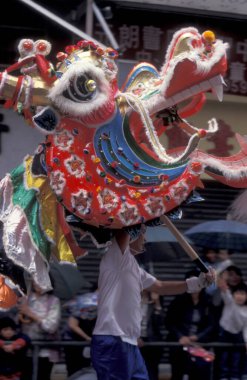 Hong Kong 'un Hong Kong şehrinde, Yuen Long' daki Çin Yeni Yılı 'nda bir Ejder Dansı. Çin, Hong Kong, Ocak 1997