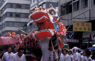 Hong Kong 'un Hong Kong şehrinde, Yuen Long' daki Çin Yeni Yılı 'nda bir Ejder Dansı. Çin, Hong Kong, Ocak 1997