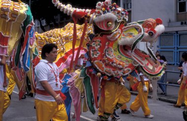 Hong Kong 'un Hong Kong şehrinde, Yuen Long' daki Çin Yeni Yılı 'nda bir Ejder Dansı. Çin, Hong Kong, Ocak 1997