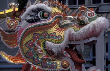 Hong Kong 'un Hong Kong şehrinde, Yuen Long' daki Çin Yeni Yılı 'nda bir Ejder Dansı. Çin, Hong Kong, Ocak 1997