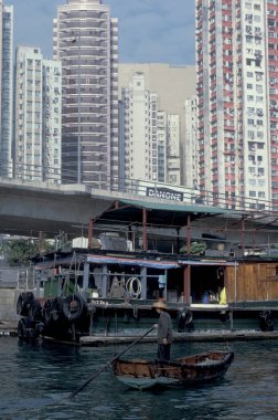 Hong Kong 'un Hong Kong şehrinde bir gökdelende daireler, evler ve daireler. Çin, Hong Kong, Mayıs 1999