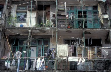 Hong Kong 'un Hong Kong şehrinde bir gökdelende daireler, evler ve daireler. Çin, Hong Kong, Mayıs 1999