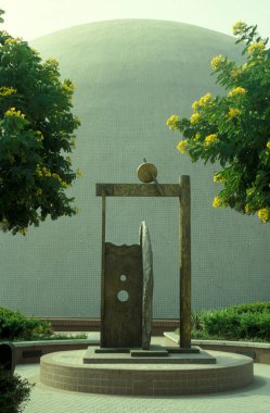 Hong Kong 'un Kowloon kentindeki Tsim Sha Tsui' deki Hongkong Kültür Merkezi 'nin meydanındaki sinema. Çin, Hong Kong, Mayıs 1997