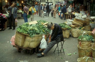 Hong Kong 'un Kowloon kentindeki eski Tsim Sha Tsui kasabasındaki eski gıda pazarı. Çin, Hong Kong, Mayıs 1997