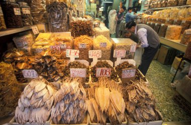 Hong Kong 'un başkenti Hong Kong' da bir pazar caddesinde kuru balık ve karides dükkanı. Çin, Hong Kong, Mayıs 1997
