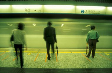 Hong Kong 'un başkenti Hong Kong' da metro metro istasyonunda. Çin, Hong Kong, Aralık 1997